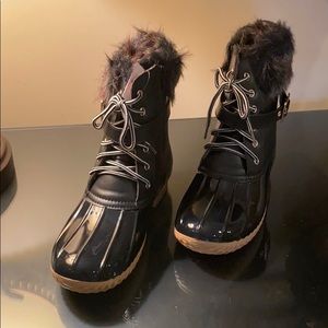 🆕 Black with Fur & Buckle Duck Boots size 9